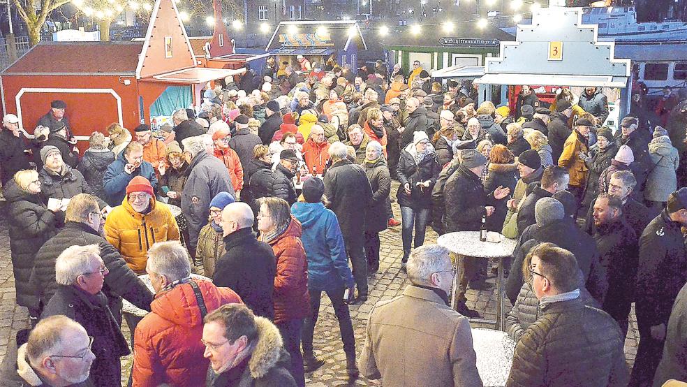 Beim Neujahrsempfang strömten die Menschenmassen zum Waageplatz in Leer.  © Foto: Ammermann