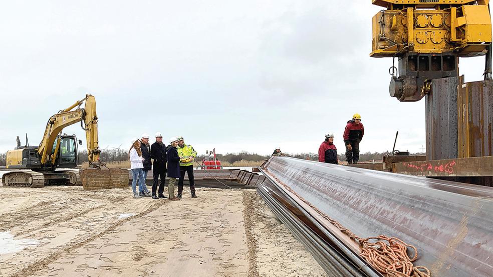 Freuen sich über die Erweiterung des Industriehafens: Sabrina Wendt (Stadt Papenburg), Helmut Renze (Vorstand Bunte), Helmut Bohse (Vorstand Bunte), Bürgermeisterin Vanessa Gattung und Bunte-Polier Olaf Schmidt.  © Foto: Privat