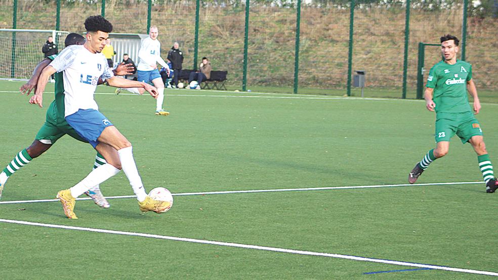 Ramon Issa (am Ball) war der prägende Spieler des Spiels. Hier ist er auf dem Weg das 3:1 durch Ole Eucken (hinten) vorzubereiten.  © Foto: Berents