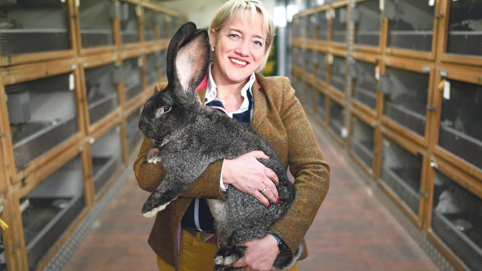 Bundesweit die beste Kaninchenzüchterin: Sabine Eggerking aus Holtland mit ihrem Kaninchen-Bock Kelly, Bundessieger bei den deutschen Riesen-Kaninchen und bestes Tier in der Zucht.  © Foto: Klemmer (dpa)