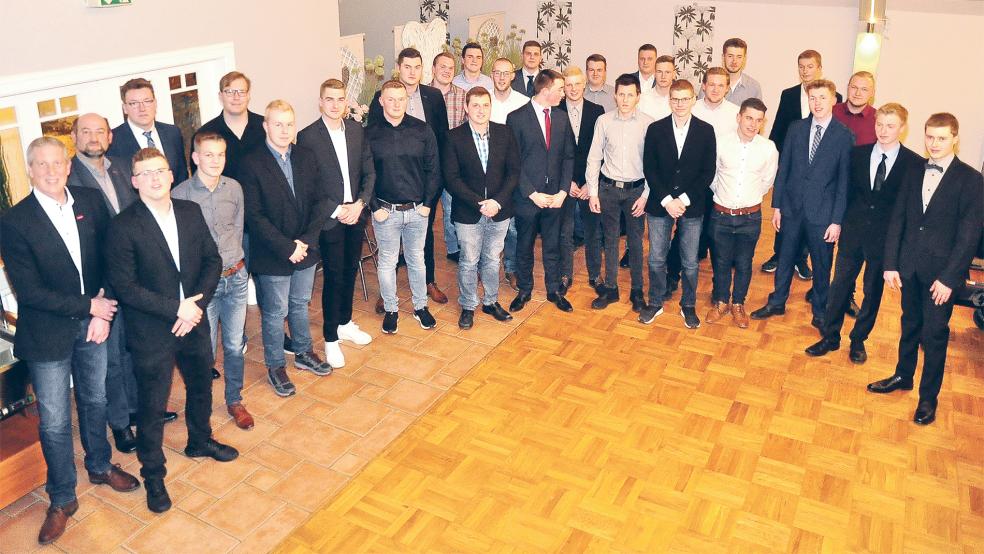 Die Land- und Baumaschinentechniker aus Ostfriesland wurden in der Gaststätte »Meta« in Hesel freigesprochen.  © Foto: Wolters