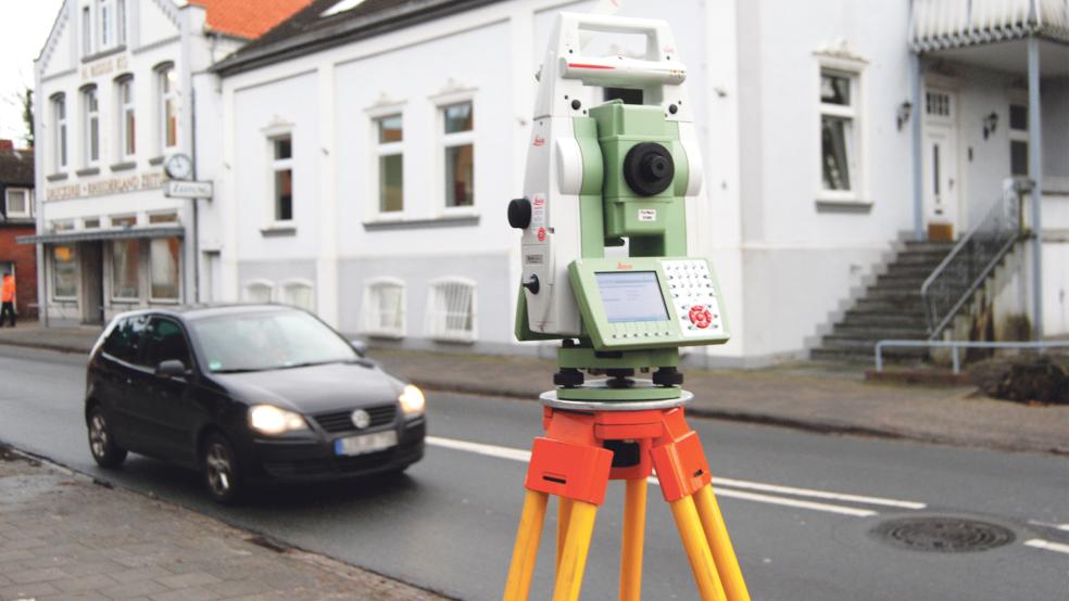 Die Vermessungsarbeiten an der Risiusstraße haben mit der geplanten Kanalsanierung zu tun.  © Foto: Hoegen