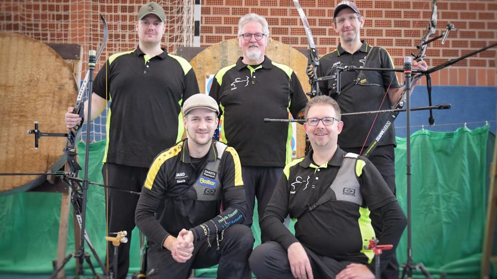 Die Leeraner Bogensportler haben den Sprung in die Relegationsrunde geschafft und spielen nun um den Aufstieg in die Regionalliga mit. Das Foto zeigt oben von links: Daniel Hecht, Peter Gerdes und Jascha Nieland sowie unten von links Henrik Elsasser und Frank Otten. © privat