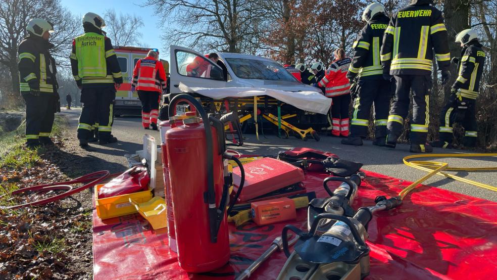 Ein schwerer Unfall hat sich heute in Aurich-Schirum ereignet. 14 Kräfte der Feuerwehr Aurich waren dabei im Einsatz und holten unter anderem einen Verunglückten aus seinem Wagen.  © Daniel Gerock/Feuerwehr Aurich