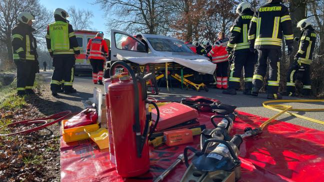 Feuerwehr befreit Mann aus Unfallwagen
