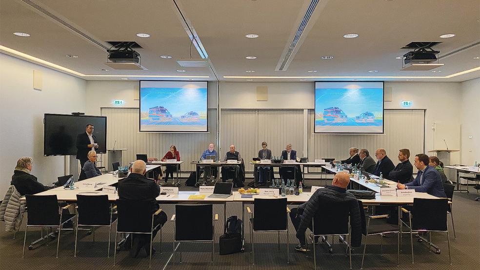 Die rettungsdienstliche Versorgung im Landkreis Leer war ein Thema der Sitzung des Kreistags-Ausschusses für Feuerschutz, Rettungswesen und Katastrophenschutz, an der aus dem Rheiderland die Mitglieder Hildegard Hinderks (Zweite von links) und Nico Bloem (vorne rechts) teilnahmen.  © Foto: Kuper