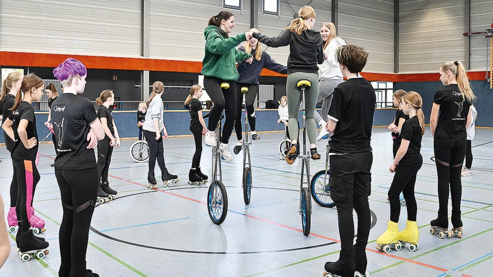 Die Turner der Einrad- und der Rollschuhgruppe trainieren neben dem normalen Training gemeinsam jeden Samstag für fünf Stunden.  © Foto: Bruins