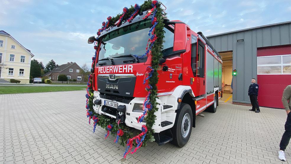 Für das neue Hilfeleistungslöschgruppenfahrzeug der Feuerwehr Weener bekommt die Stadt einen Zuschuss von 27.000 Euro. Das Foto entstand bei der Übergabe des HLF 20/30.  © Foto: Kuper