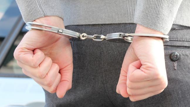 Betreute mit Kopf in Toilette getaucht