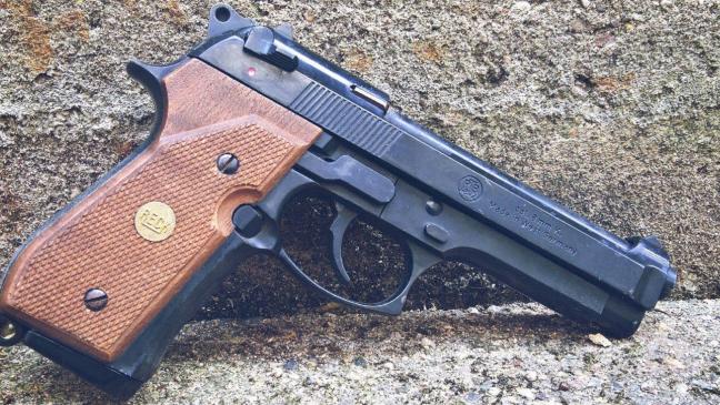 Mann schießt willkürlich in die Luft