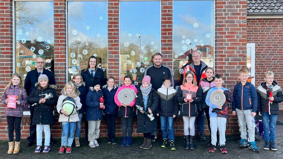 Die Grundschüler in Wymeer können sich in Nachmittagsangeboten mit Erster Hilfe und der Feuerwehr beschäftigen.  © Foto: privat