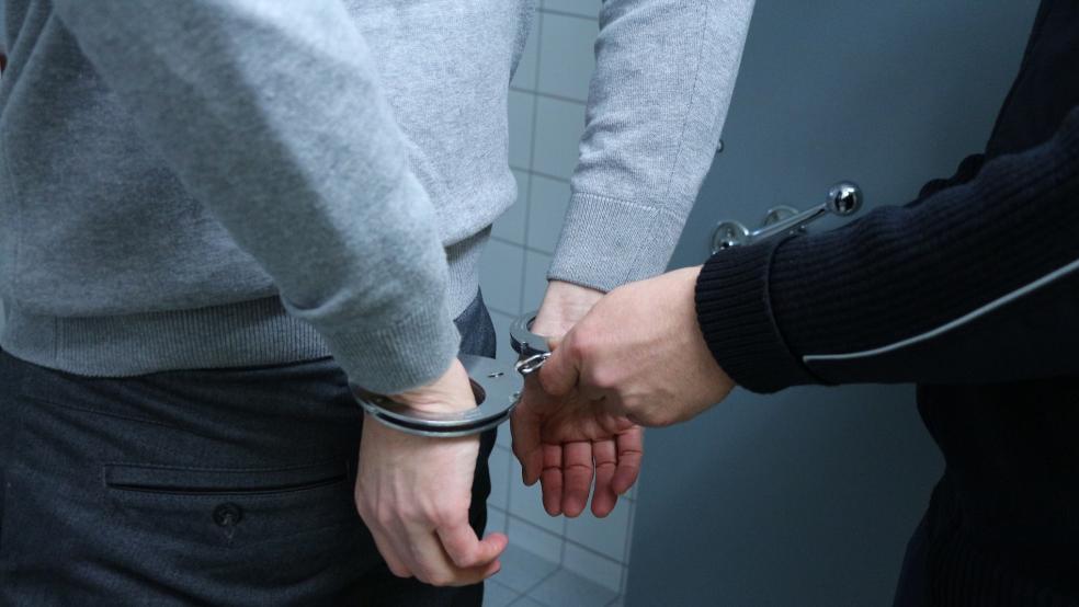 Einen 19-Jährigen hat die Polizei in Papenburg festgenommen. Er soll für einen Handtaschenraub und zwei Überfälle verantwortlich sein.  © Foto: Pixabay