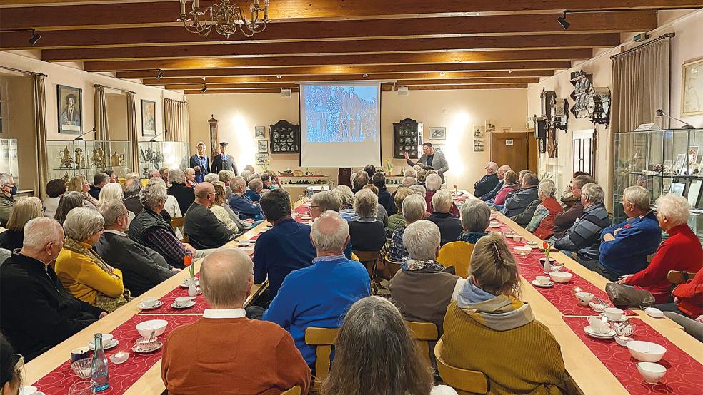Nur mit zusätzlichen Stühlen fanden alle 95 Besucher des Bildervortrags von Kai-Uwe Hanken Platz im großen Saal des Heimatmuseum.  © Fotos: Kuper