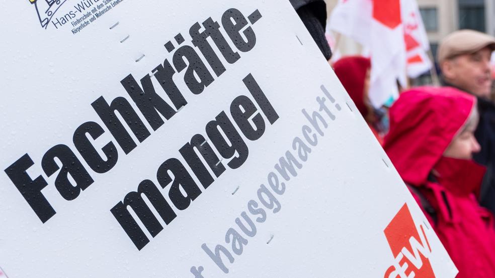 Da kann man noch so viel protestieren: Der Fachkräftemangel ist da - und muss bewältigt werden. Unternehmen gehen das mit oft einheitlichen »Rezepten« an - doch es gibt auch Unterschiede in den Strategien.  © Foto: dpa
