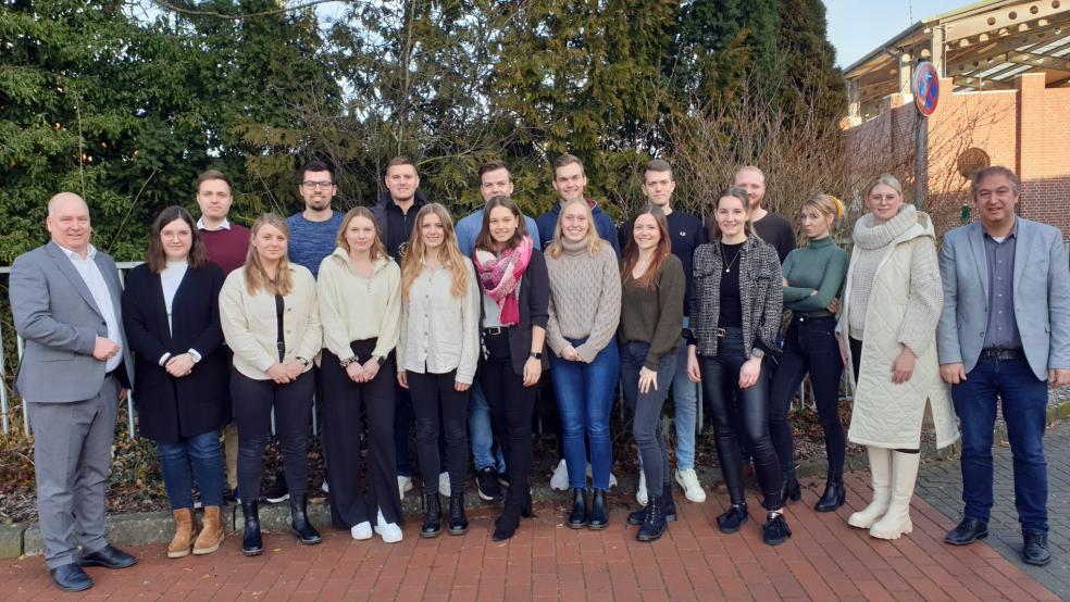 Bürgermeister Claus-Peter Horst (links) hieß pädagogischen Nachwuchs um den stellvertretenden Seminarleiter Stefan Ulrichs (rechts) willkommen.  © Foto: Abels