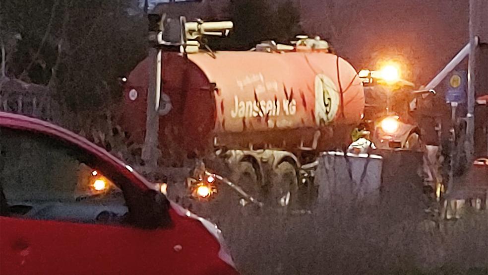 Die Gerüchteküche im Dorf brodelt, weil auf der Pogumer Straße in Höhe der Einmündung zur Straße »Auf dem Kee« mehrfach im Morgengrauen ein Traktor des Lohnunternehmens Janssen aus Rhede zu sehen war, der Fahrer einen Schachtdeckel öffnete und den Inhalt aus einem Güllefass in die Kanalisation abpumpte.  © Foto: privat