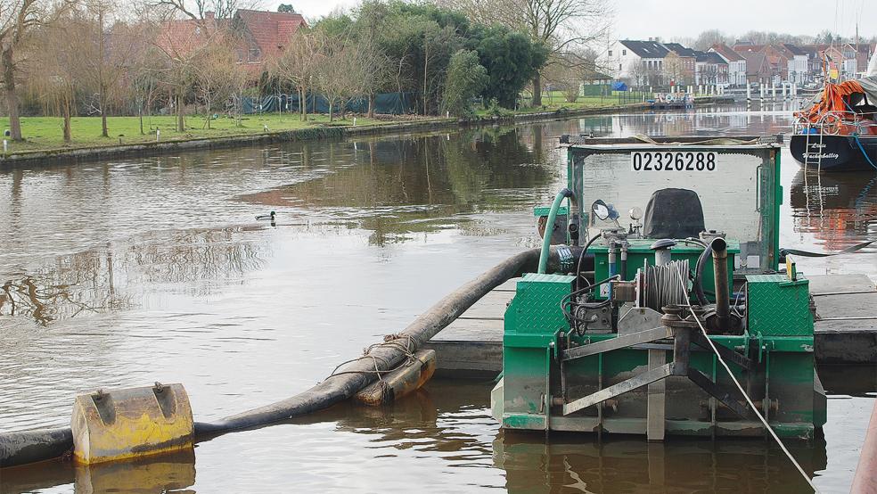 Der Schwimmsaugbagger, der den Hafen von Weener vom Schlick befreien soll, hat bereits im Becken angelegt.  © Foto: Hoegen