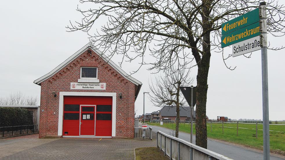 Das alte Gerätehaus der Feuerwehr Bunderhee ist mittlerweile zu klein geworden und auch baulich nicht mehr im besten Zustand. Jetzt ist die Gemeinde in die Bauleitplanung für ein neues Feuerwehrhaus eingestiegen.  © Foto: Hoegen