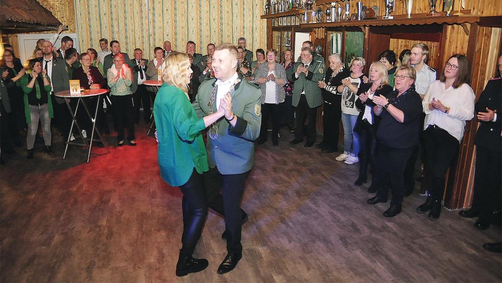 Königin Sonja und König Martin beim Ehrentanz, der für die Schützen den Auftakt für eine turbulente Winterfest-Nacht auch auf der Tanzfläche bildete.  © Wolters