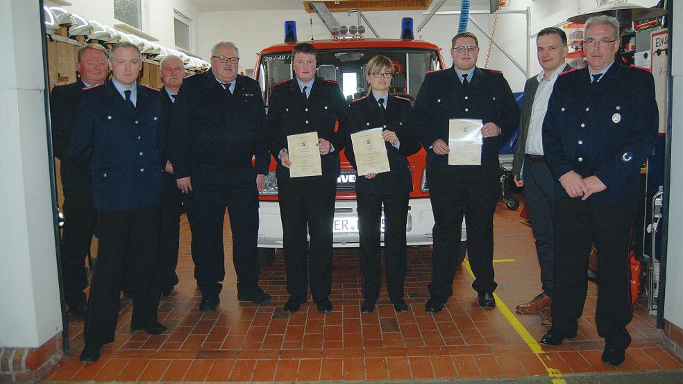 Die Feuerwehrspitze mit den Beförderten und Ernannten: Von links Ortsvorsteher und Feuerwehrmann Lukas-Enno Oltrop, Oberlöschmeister Martin Lauts, der stellvertretende Gemeindebrandmeister Peter Oltmanns, Gemeindebrandmeister Ingfried Battermann, Feuerwehrmann Ludger Hilbrands, Oberfeuerwehrfrau Heike Stirler, Hauptfeuerwehrmann Benjamin Smidt, Bürgermeister Uwe Sap und Ortsbrandmeister Tobias Stirler.  © Foto: Hoegen