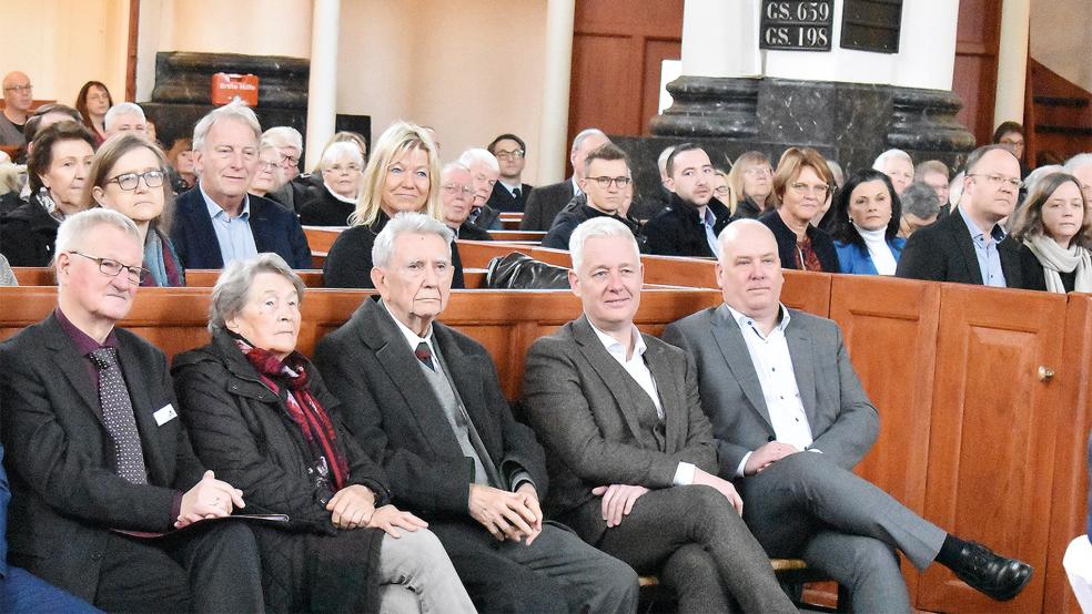 Der inzwischen fast neunzigjährige SPD-Politiker Horst Milde (Mitte) war vor 50 Jahren der Initiator für die Gründung des Kinderschutzbundes in Leer. Neben ihm sitzen (von links) Richard Heeren (Vorsitzender), Ehefrau Brigitte Milde, Landrat Matthias Groote und Leers Bürgermeister Claus-Peter Horst.  © Fotos: Kuper