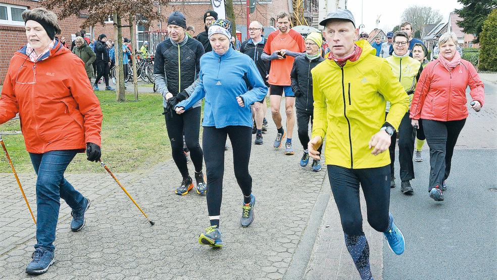 120 Sportbegeisterte gingen zum ersten Mal in Rhauderfehn auf die Strecke.  © Foto: Ammermann