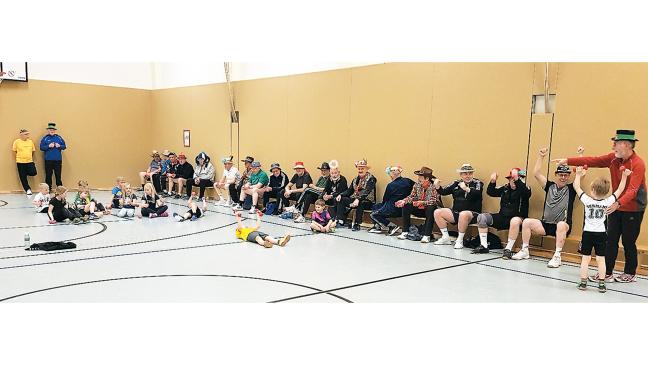 Senioren und Junioren machen gemeinsam Sport