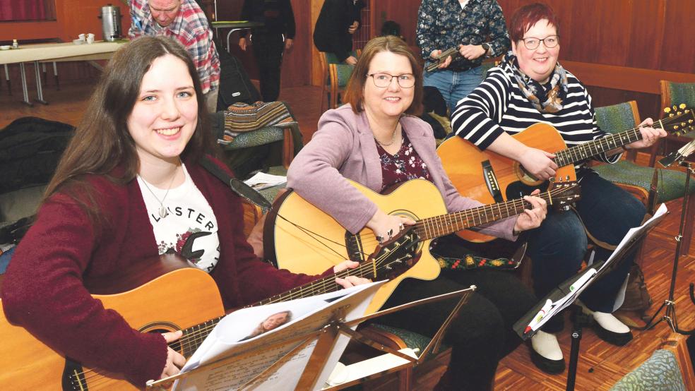 Catina Meints, Jutta Meints und Karin Eckhoff vom Gitarrenchor Wymeer (von links) beim Workshop im Filsumer Rathaus.<br />  © Fotos: Eden