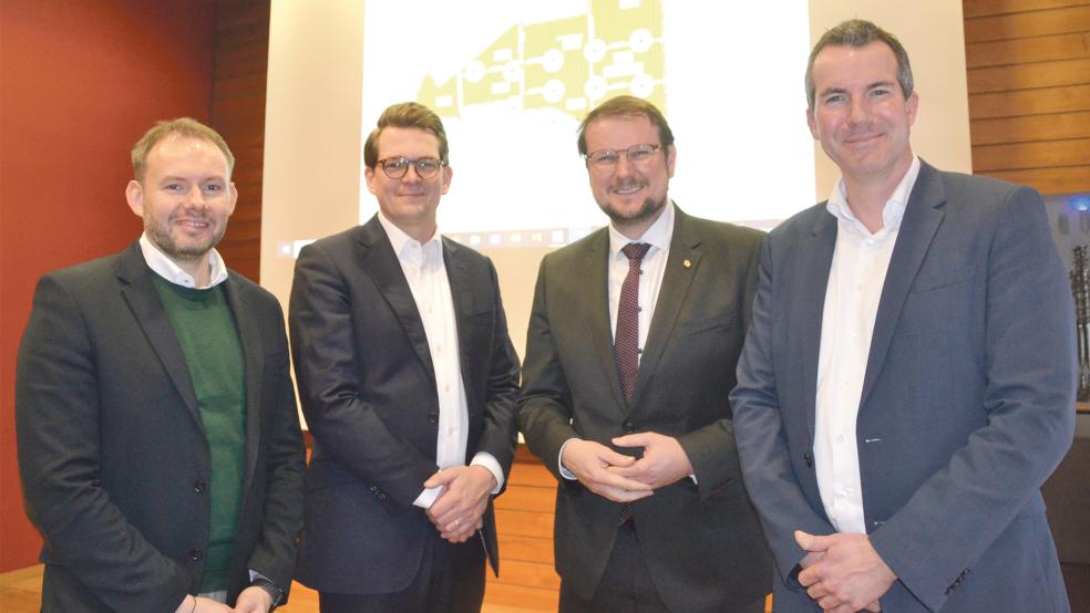 Die drei Geschäftsführer und Emdens Stadtoberhaupt stellten das Vorhaben vor: Eugen Firus, Mauritz Brons, Oberbürgermeister Tim Kruithoff und Jens Rötteken (von links).  © Foto: Recke