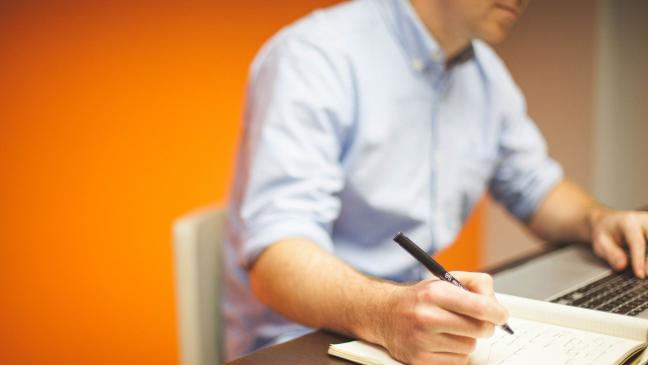 Betrüger bucht Geld vom Konto ab