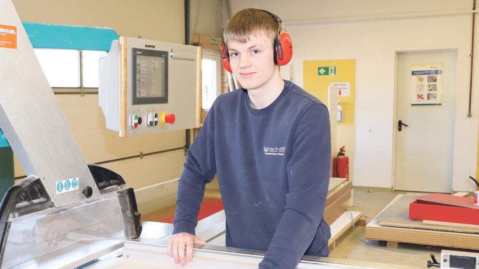 Weiß mit den Maschinen und den verschiedenen Materialien umzugehen: Tischler-Azubi Lucas Lodewyks.<br />  © Foto: Stöppel/Handwerkskammer