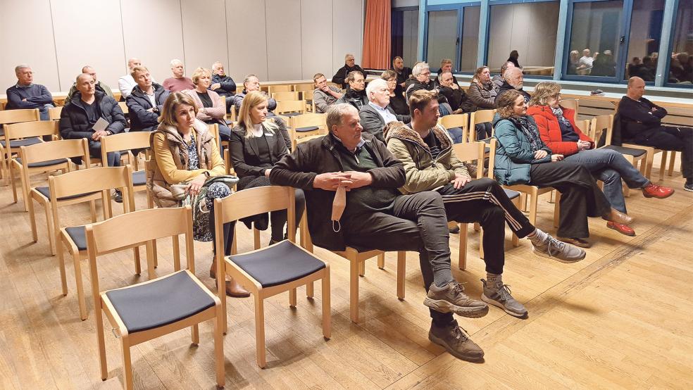 Abzüglich der anwesenden Ratsmitglieder kamen am Montagabend rund 20 Interessierte ins Dörfergemeinschaftshaus, um sich über die neuen Wohnbaugebiete in Jemgum und Ditzum zu informieren.  © Foto: Szyska