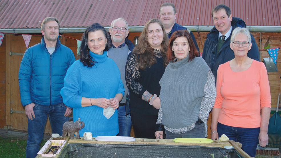 Im Garten des Fehnhauses: Von links Bernd Feenders, die CDU-Bundestagsabgeordnete Gitta Connemann, Harm Boer, Monika Rave vom Fehnhaus, Jörg Wilbers, Betreiberin Anguela Trütken, Marthin Jhering und Hildegard Hinderks.  © Foto: Hoegen