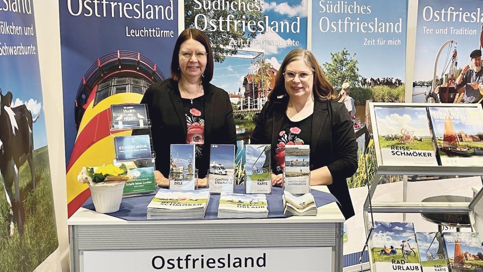 Silvia Müller (Ostfriesland Tourismus GmbH, links) und Insa Wutschke aus Holthusen (Touristik GmbH Südliches Ostfriesland) auf ihrem Messestand.  © Foto: Touristik GmbH Südliches Ostfriesland