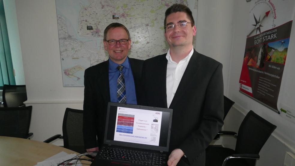 Der Vorsitzende des Gutachterausschusses, Martin Homes, (links) und sein Stellvertreter Philipp Rulf haben die aktuellen Zahlen für Ostfriesland gesammelt und aufgearbeitet.  © Foto: Jürgens