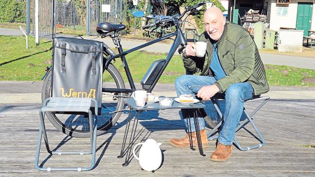 Eine Fahrradtasche mit Klappstühlen