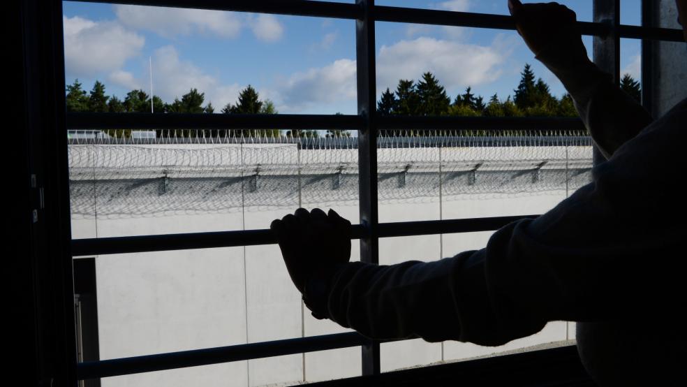 Eine Freiheitsstrafe von sechs Jahren und drei Monaten muss ein 26-jähriger Mann aus Hesel im Gefängnis verbüßen.  © Kästle (dpa/Symbolfoto)