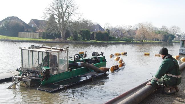 Arbeiten zur Entschlickung des Hafens Weener laufen