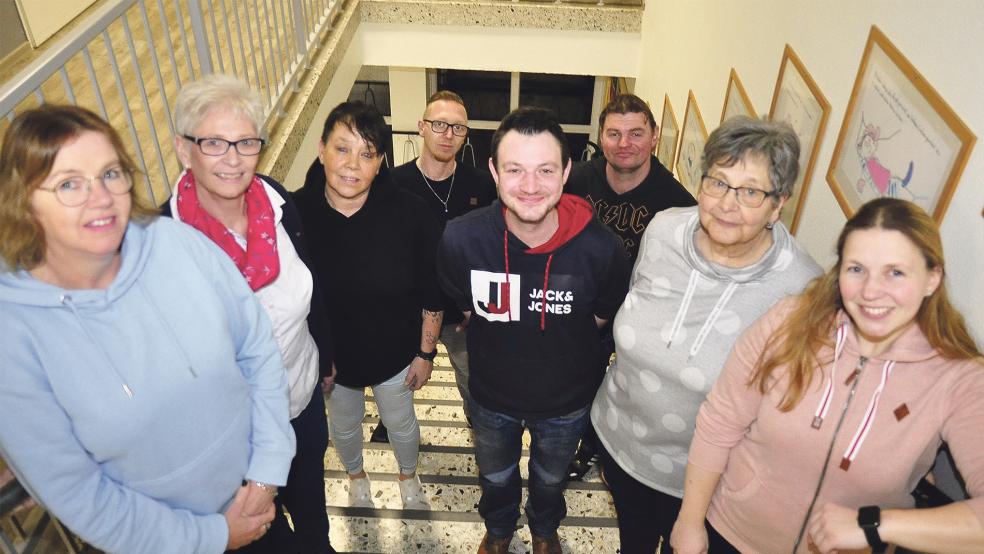 Freuen sich auf die Rückkehr auf die Bühne: (von links) Annegret Buurmann, Marion Schmid; Anja Oltrop, Dennis Bosma, Joest Busemann, Theo Röhr, Waltraud Dressmann und Beate Barth. Auf dem Foto fehlen Martina Scheer und Timo Winterboer.  © Foto: Wolters