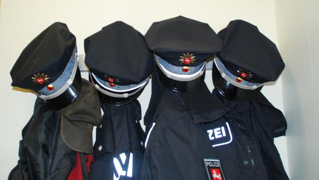 Wagen prallt auf A31 gegen Leitplanke