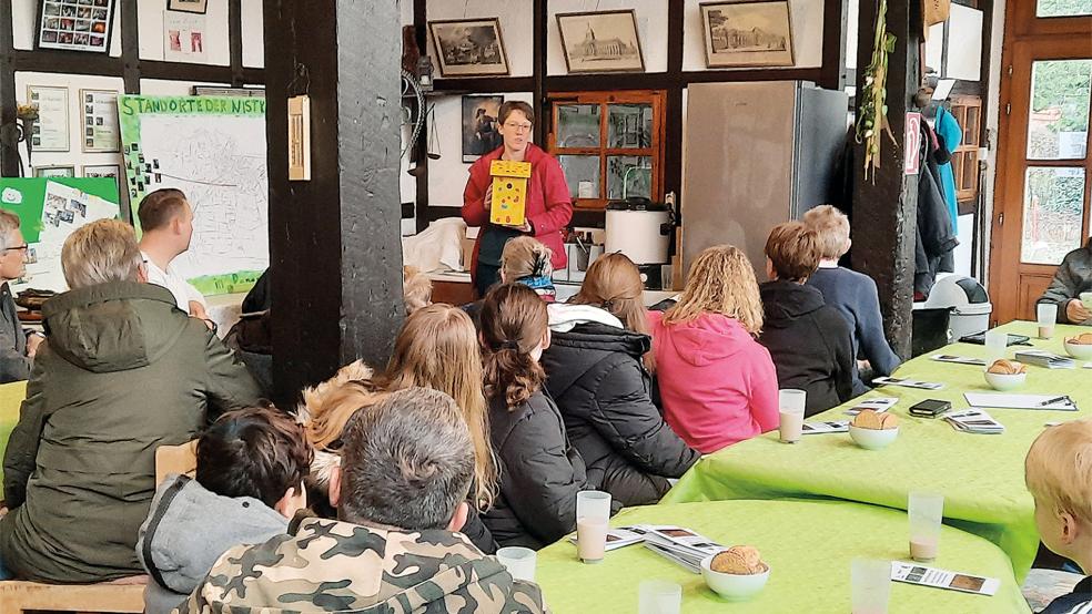 Andrea Krüßel vom Jugendzentrum Papenburg sprach mit den teilnehmenden Kindern über die Bedeutung der Nistkästen.  © Foto: Stadt Papenburg