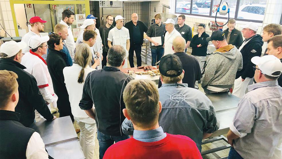 Ein Lehrgang zum Thema »Wurstherstellung ohne Zusatzstoffe« unter Leitung von Metzger Hermann Jakob fand jetzt in den Berufsbildenden Schulen I in Leer statt. © Wolters