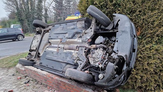 Autofahrerin rammt Mauer und überschlägt sich