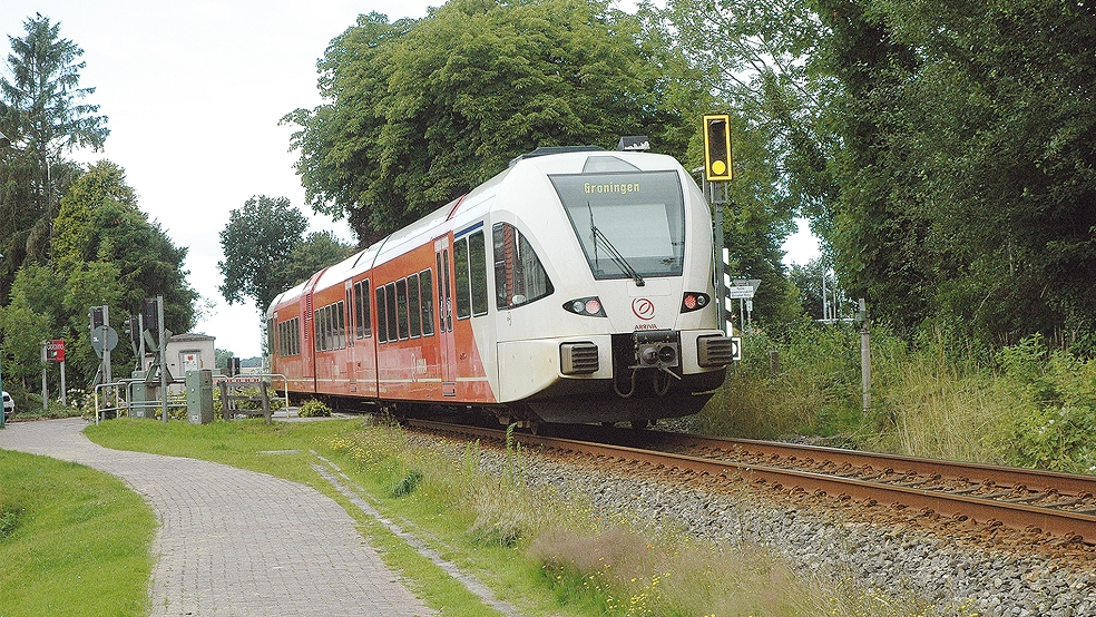 Die Deutsche Bahn will im Rahmen des Wunderline-Ausbaus kräftig in die umliegende Infrastruktur investieren. In Bezug auf den Bahnübergang an der Neuschanzer Straße waren sich die Gemeinde Bunde und der Konzern allerdings nicht einig.  © Foto: Szyska