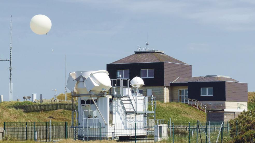 Start eines Wetterballons mit Radiosonde an der Wetterstation des Deutschen Wetterdienstes DWD auf Norderney.  © Foto: Frank Kahl/DWD
