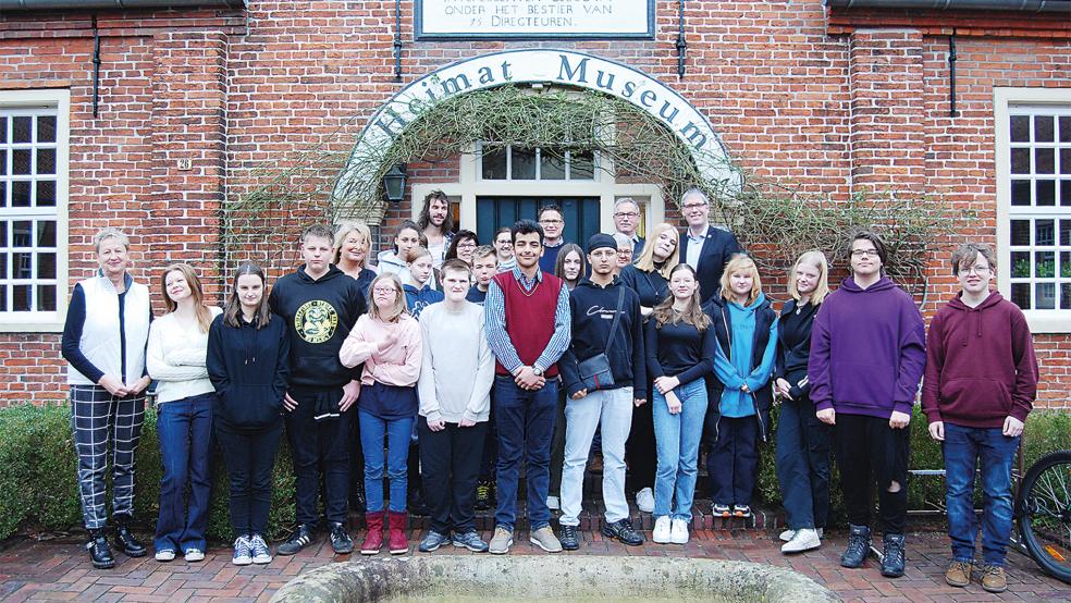 Die Schülerinnen und Schüler, die in diesem Jahr am Politiker-Paten-Projekt teilnehmen, zusammen mit ihren Gastgebern und Lehrkräften. Vorne links Angelika Janßen-Harms, im Hintergrund an der Tür von links Dirk Kayser, Leiter der Oberschule Weener, Pate Helmut Geuken und Bürgermeister Heiko Abbas.  © Foto: Hoegen