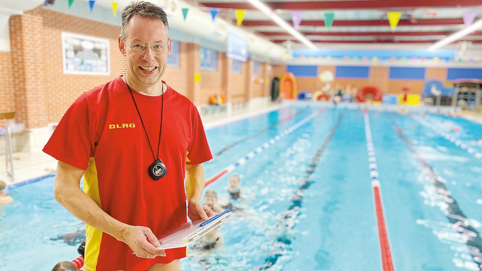 Norbert Loger sucht für seine DLRG-Ortsgruppe Weener eine Alternative zum Hallenbad im niederländischen Finsterwolde, das im Sommer geschlossen wird.  © Foto: Kuper