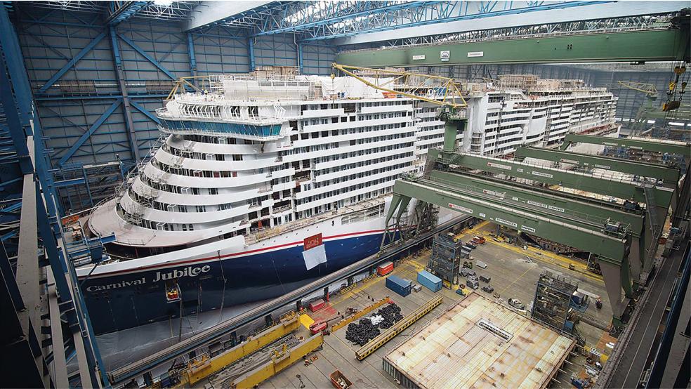 In der Dockhalle der Papenburger Meyer Werft nimmt die »Carnival Jubilee« Gestalt an.  © Foto: Meyer Werft