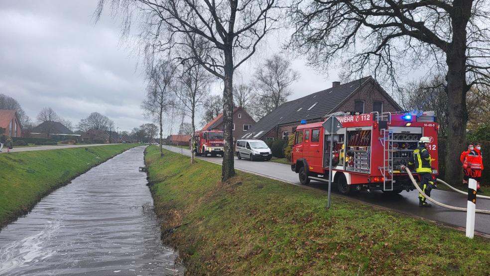 Die Feuerwehren Spetzerfehn und Holtrop rückten an die Hauptwieke Nord aus und verhinderten Schlimmeres. © Timo de Vries (Feuerwehr Großefehn)