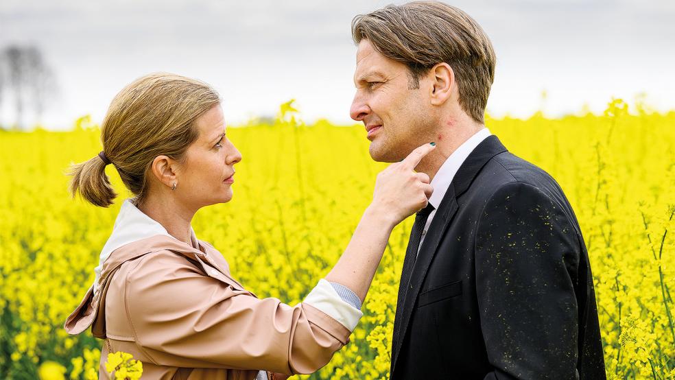 Apothekerin Insa Scherzinger (Theresa Underberg) und Bestatter Wolfgang Habedank (Holger Stockhaus) kommen sich im Rapsfeld auf dem Polder näher.  © Foto: Willi Weber (ZDF)